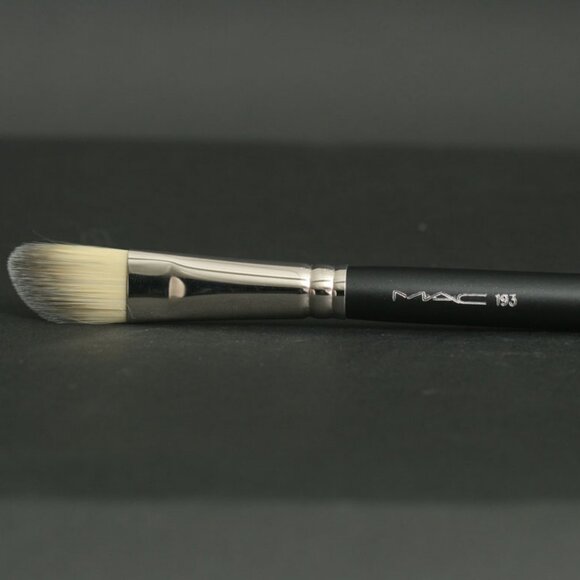 MAC 193 Angled Foundation Brush - Picture 1 of 1